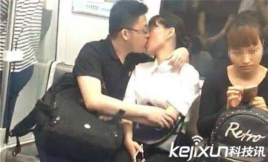 科技革新下的地铁激吻，爱在随行中绽放
