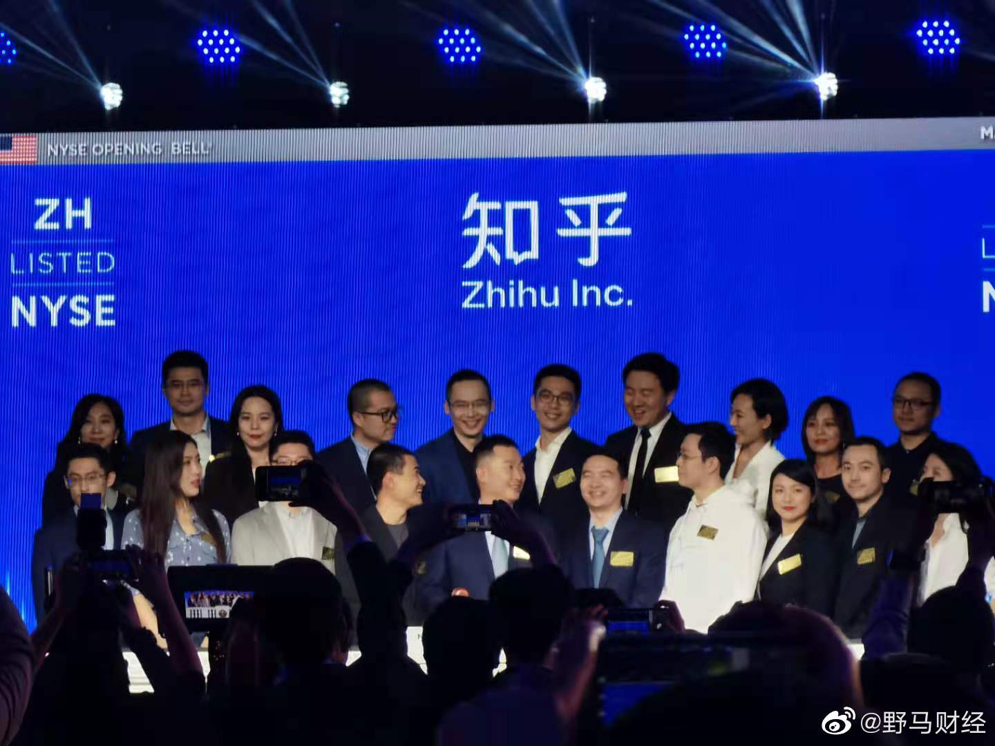 企业迈向资本市场的辉煌瞬间，敲钟上市时刻