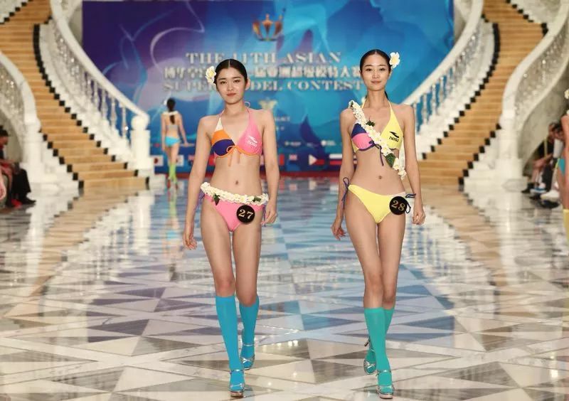 沙滩泳装比赛与小巷深处的秘密魅力