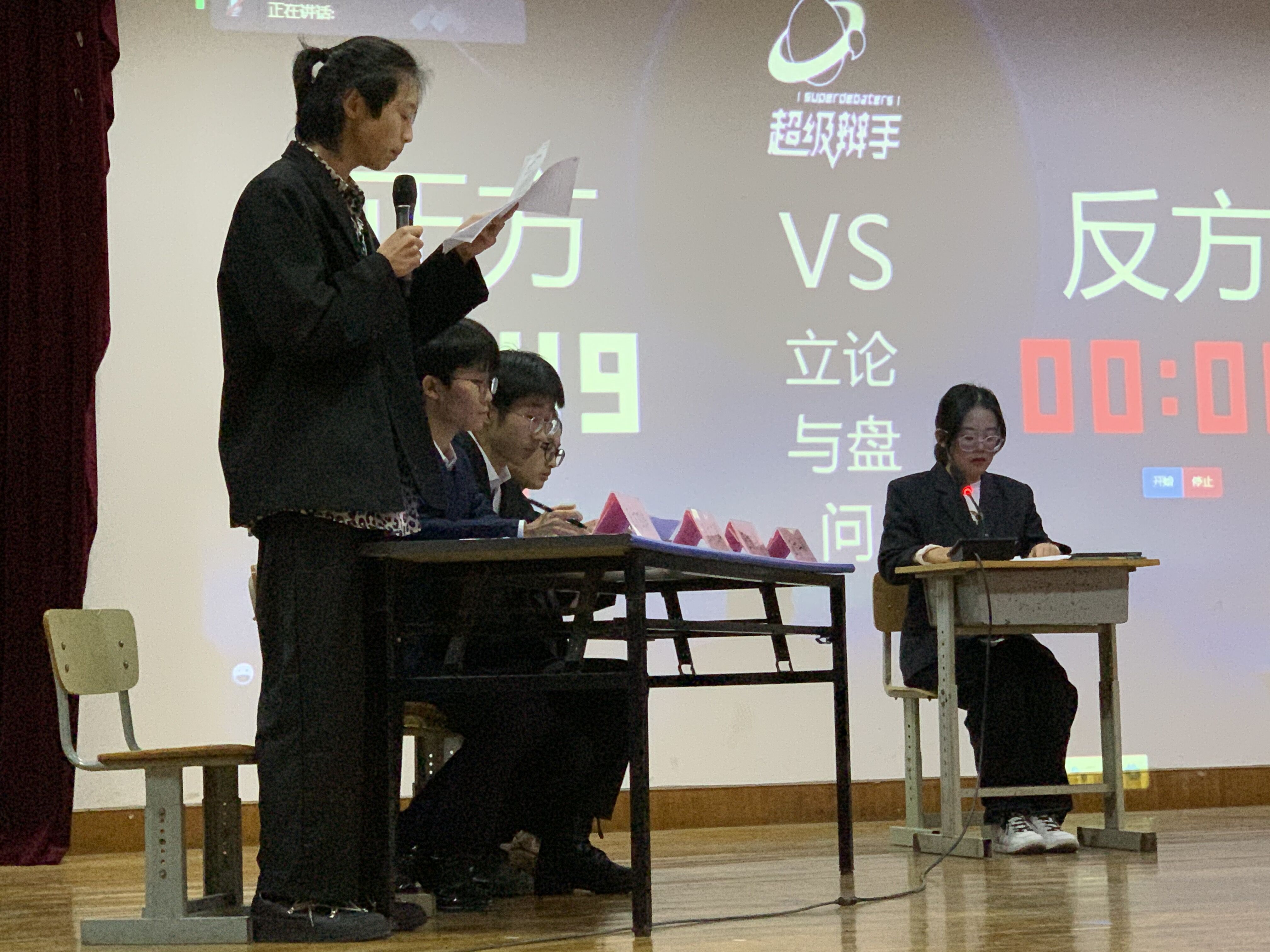 辩论赛辩题揭秘，友情、家庭与智慧的力量对决