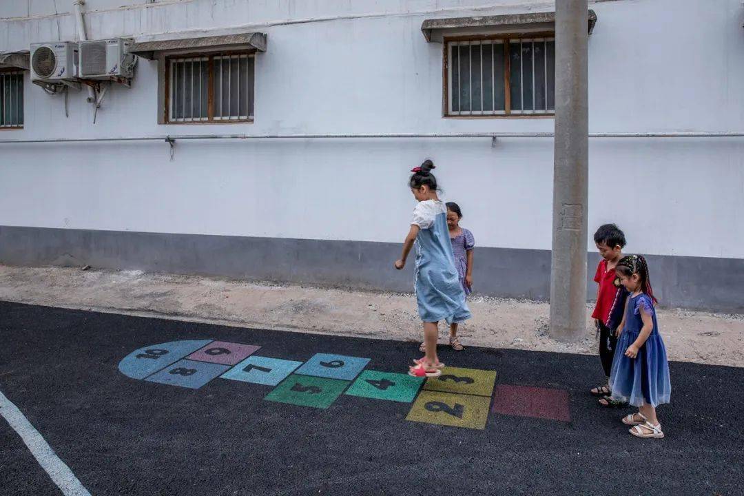 最新幼儿游戏探索，小巷中的秘密乐园