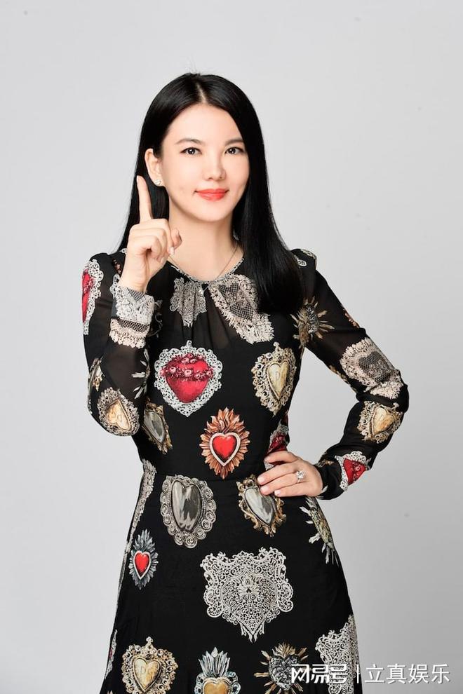李湘舞台新主持，闪耀光芒瞩目中央